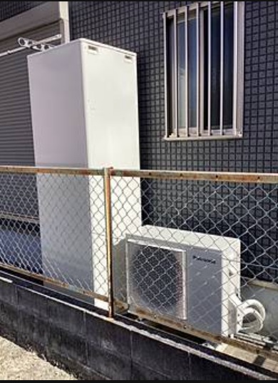 工事後に設置されたPanasonicエコキュートの貯湯タンクと室外機｜新品できれいな給湯器交換事例
