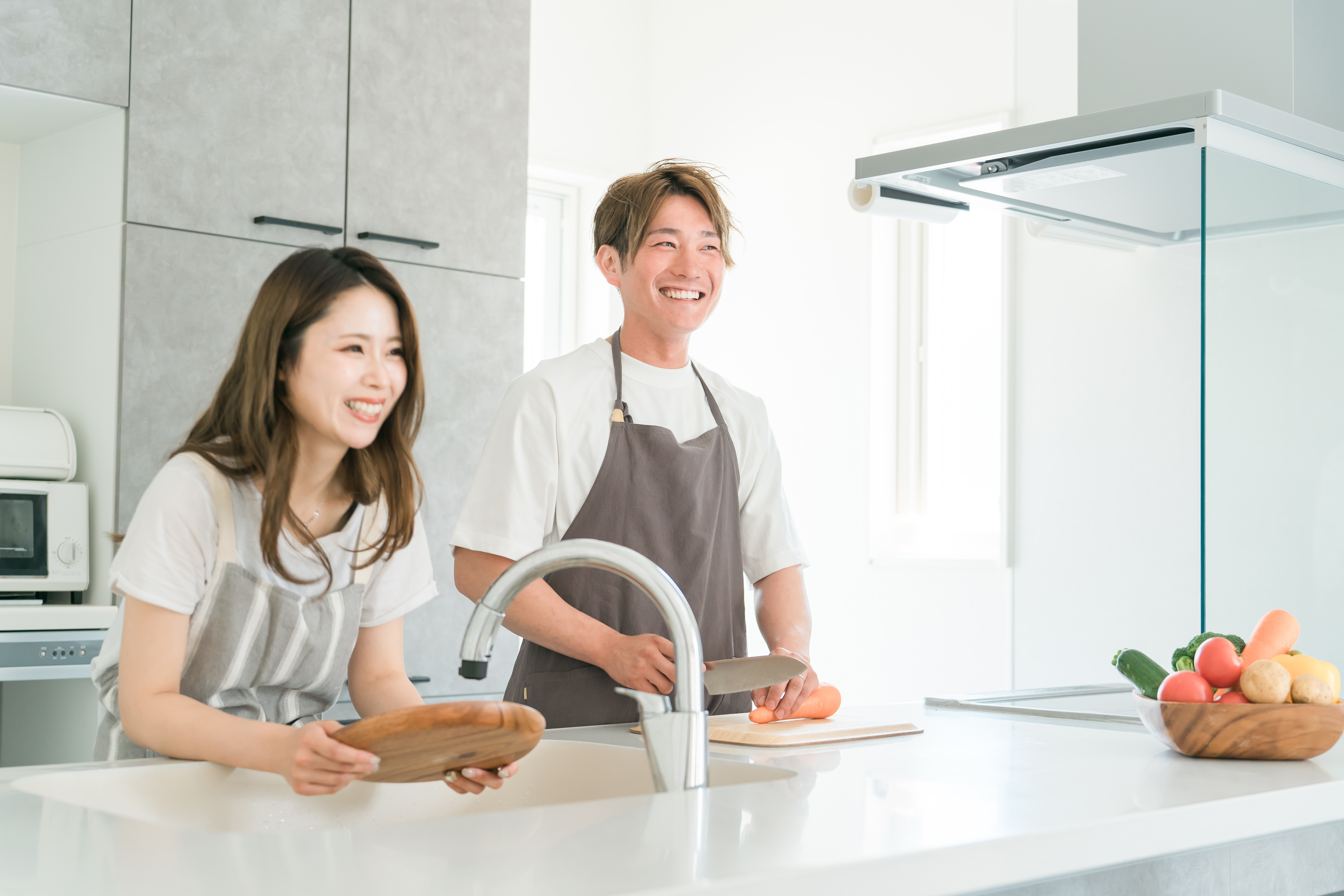キッチンで料理を楽しむ夫婦