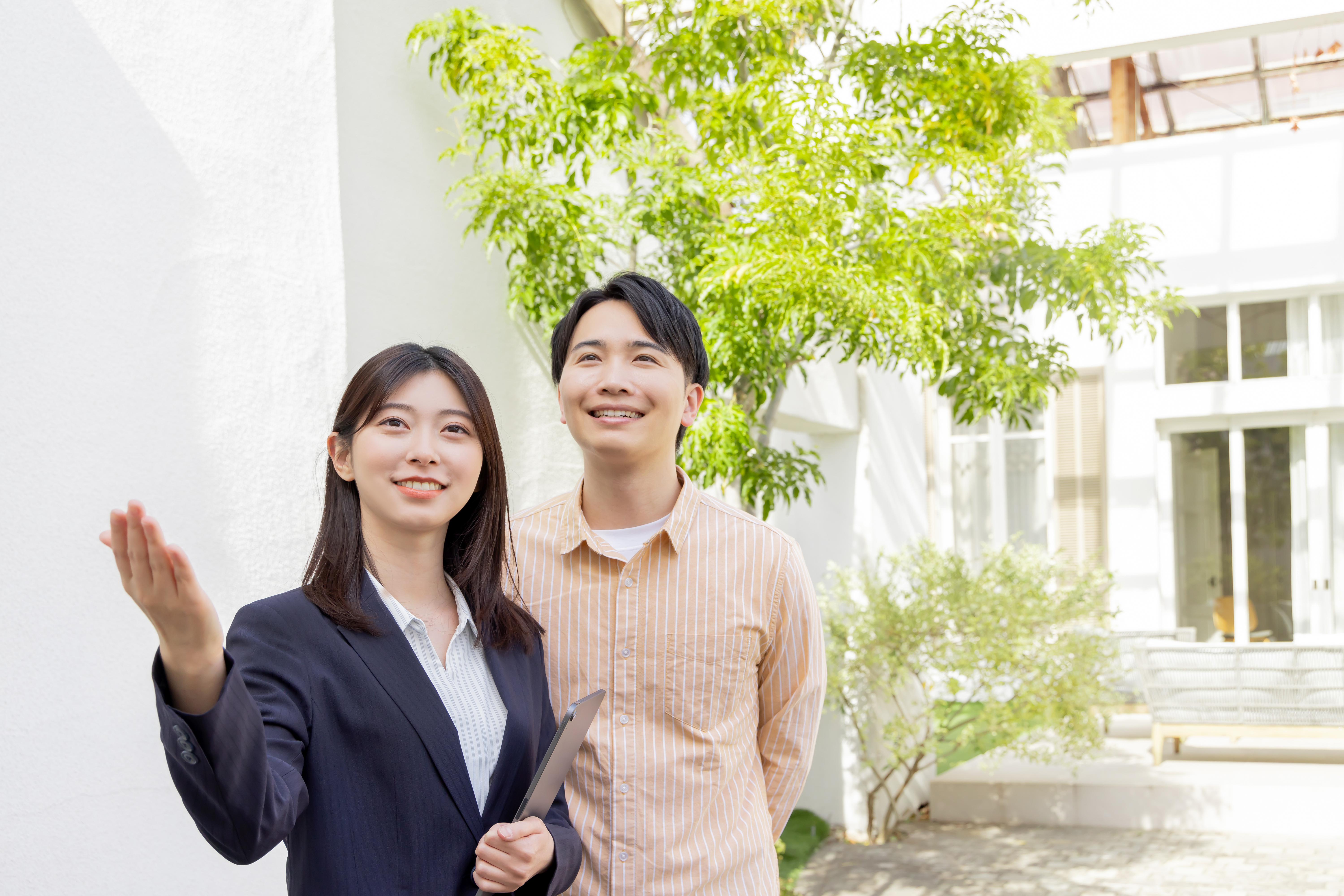 住まいの提案を受けるカップルとスタッフ