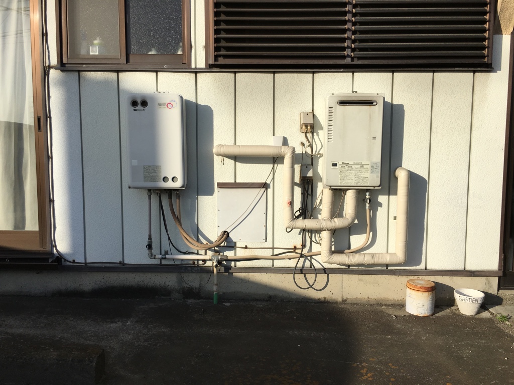 集合住宅の外壁に設置された給湯器の様子。複数世帯に対応するための共用型設置例。