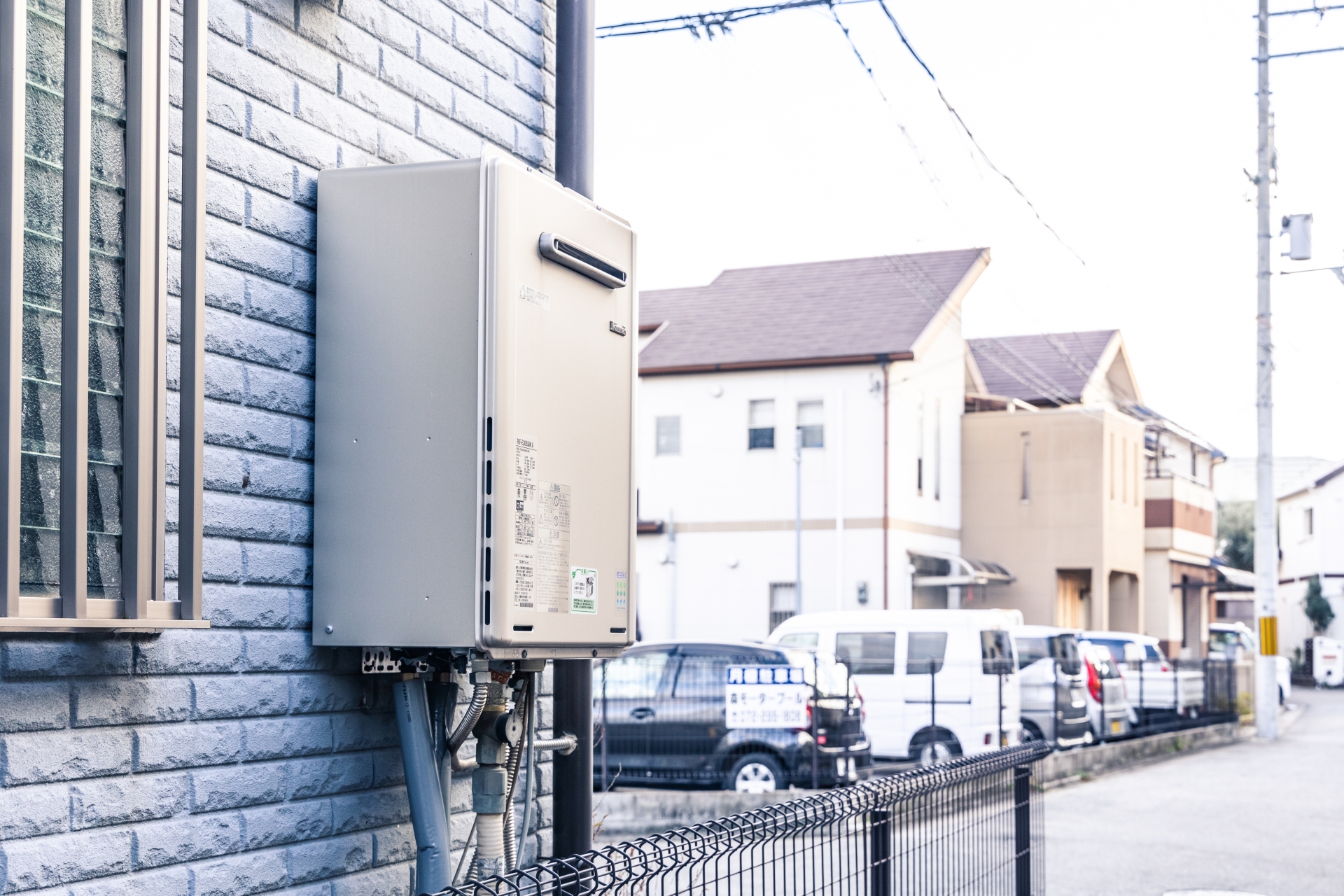旧式の給湯器。給湯器交換のタイミングを示す須坂市の施工事例