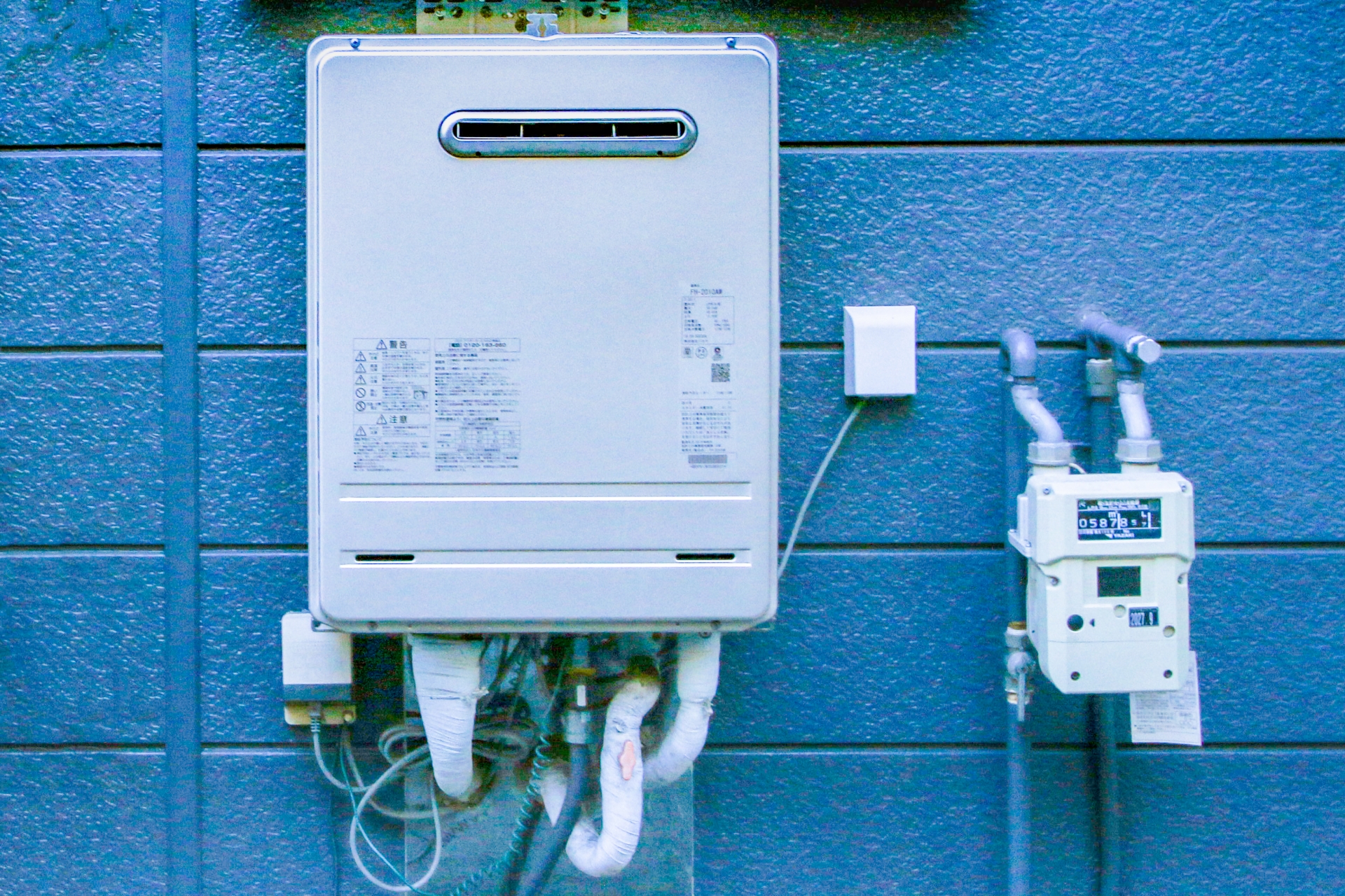 給湯器とガスメーターの設置例。給湯器交換と同時にガス設備点検も可能です。