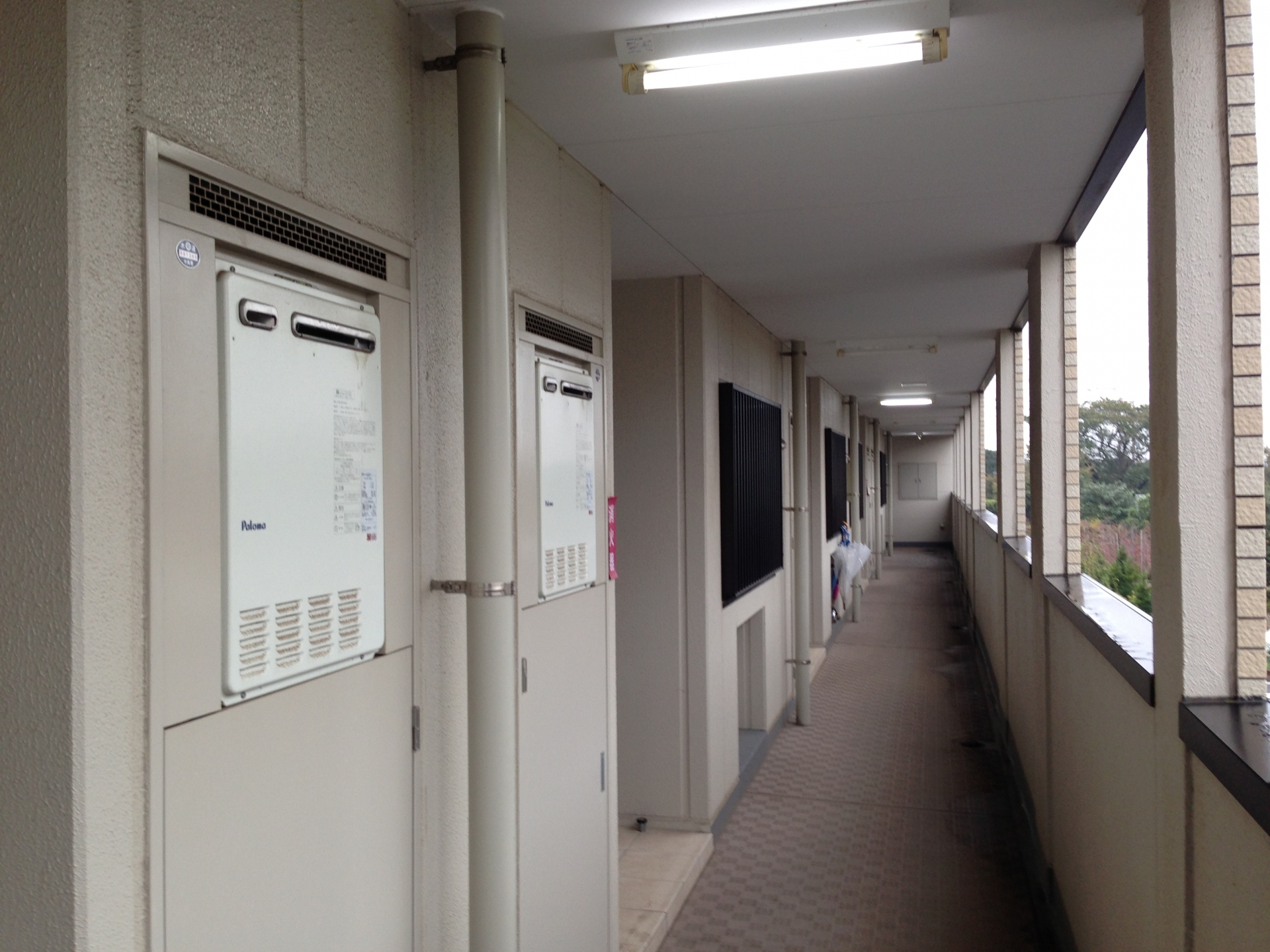 新設された外壁用給湯器の正面。配管が整理され設置直後の清潔な状態。