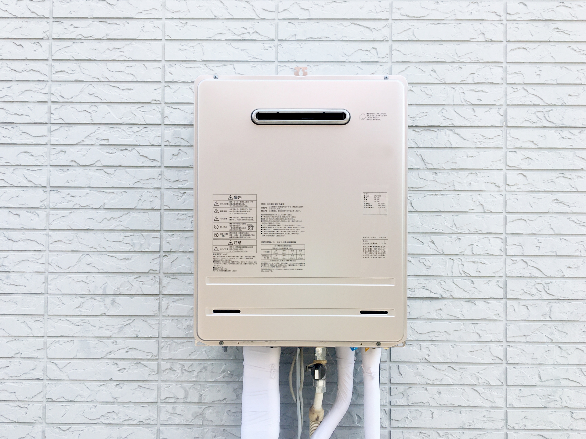 マンション廊下に埋め込み型で設置された給湯器。共用部での設置例。