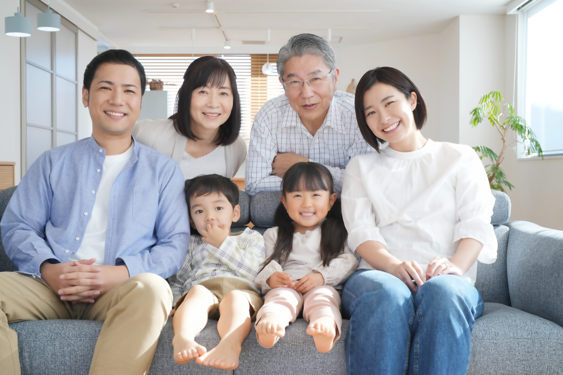 給湯器交換によって快適で安心な暮らしを実現し、家族みんなが穏やかに過ごしている須坂市の三世代家族