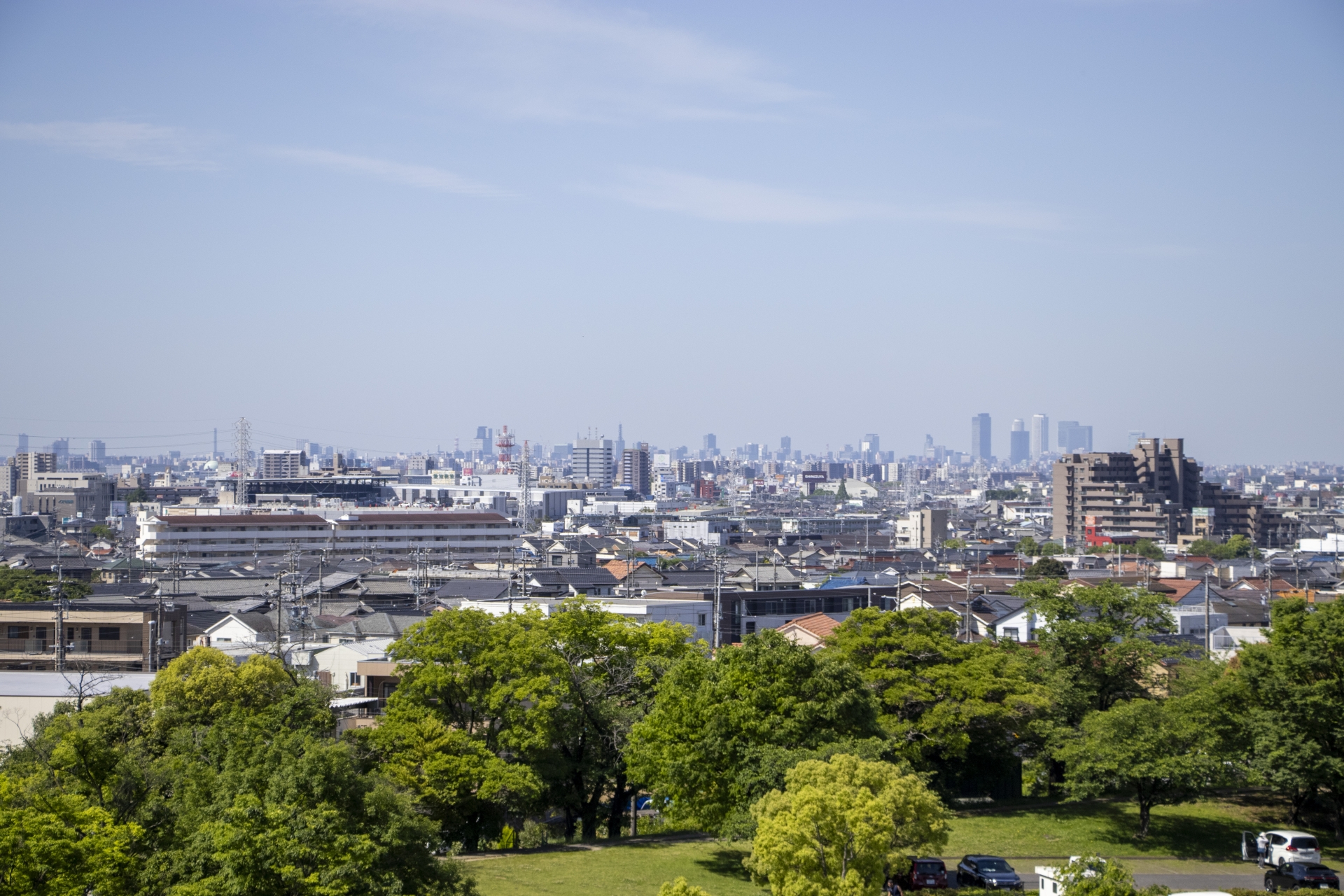 春日井市の街並みと遠くに広がる名古屋市の高層ビル群