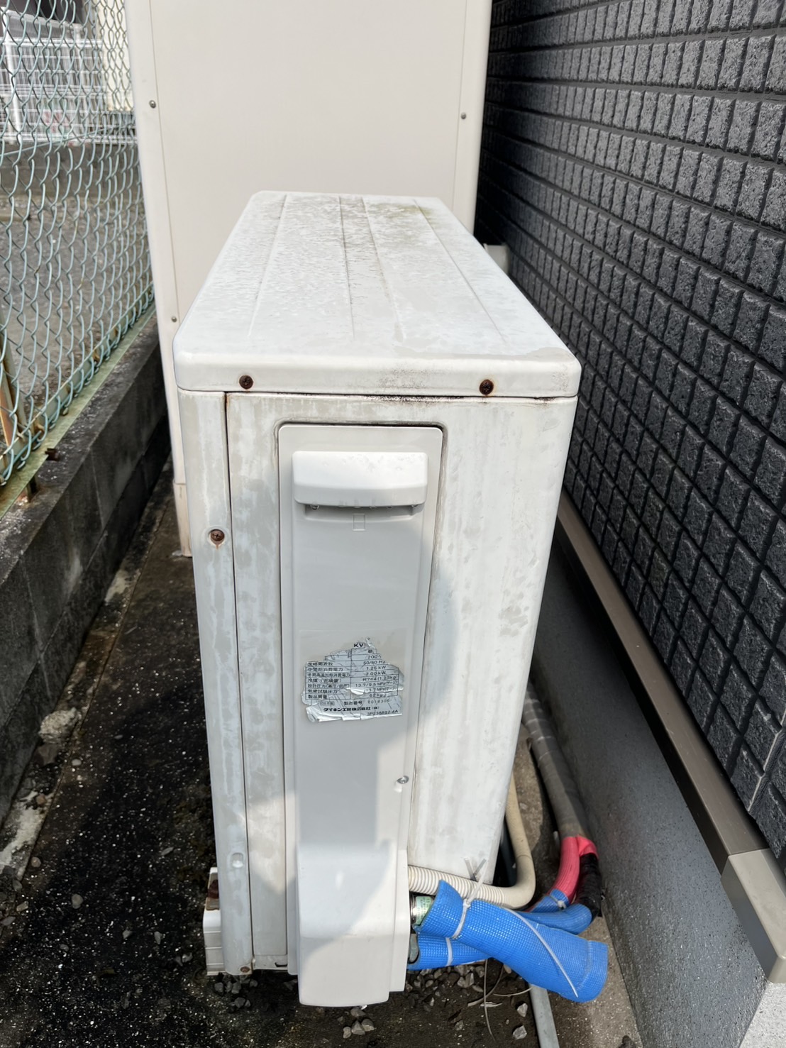 給湯器の室外機を側面から撮影した写真｜エコキュート設置時の外観