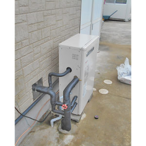 ノーリツ製石油給湯器 OTQ-3704SAY の設置完了後の写真。配管が整然と接続されている。