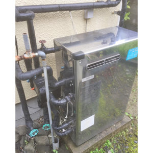 交換前のTOTO製ガス給湯器の写真。外壁に設置され、経年劣化が見られる。