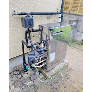 TOTO製から交換したノーリツ製ガス給湯器の設置後の写真。新しい配管と本体。