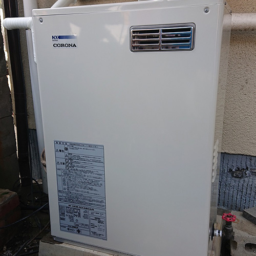 交換前のパーパス(Purpose)製給湯器。屋外に設置された古いモデル。