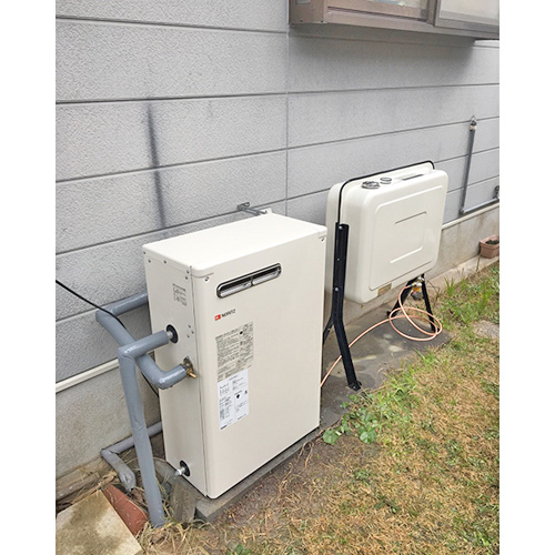交換前のパーパス(Purpose)製石油給湯器 AX-322ARD。屋外据置型。
