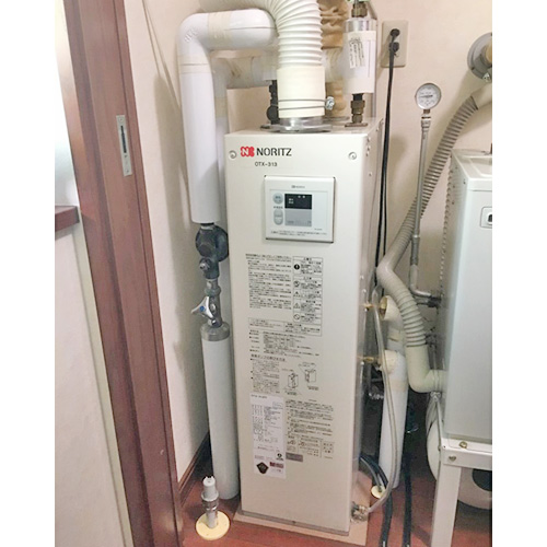 交換前のノーリツ製石油給湯器 OTX-313FF(屋内設置型)。FF式の給排気筒が見える。