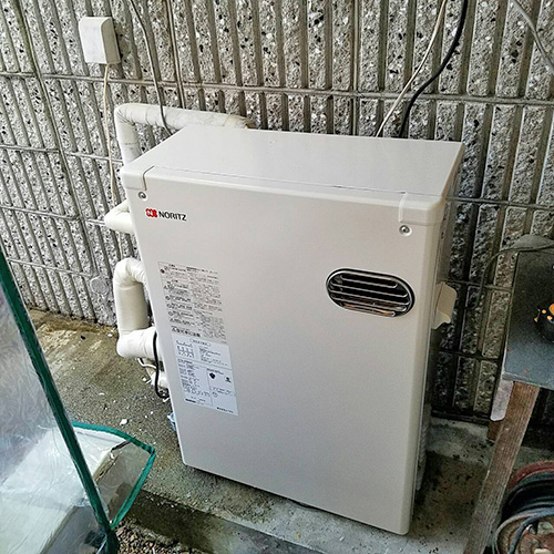 ノーリツ(NORITZ)製石油給湯器 OTX-313FF。屋内に設置された様子。